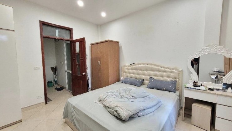 Cho thuê Nhà Ngõ Minh Khai, DT 30m x 4 tầng, 11.5 Triệu (CTL), 1 khách 3 ngủ, 3 vệ sinh, 2 nóng lạnh, 2 điều hoà 2 chiều - ưu tiên GĐ.